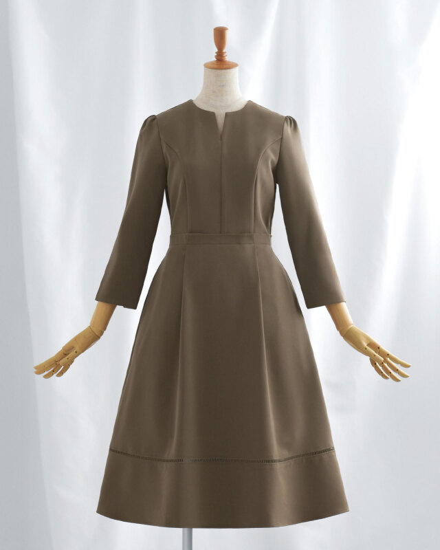 大人の女性に似合うブラウンカラーの上品ワンピース