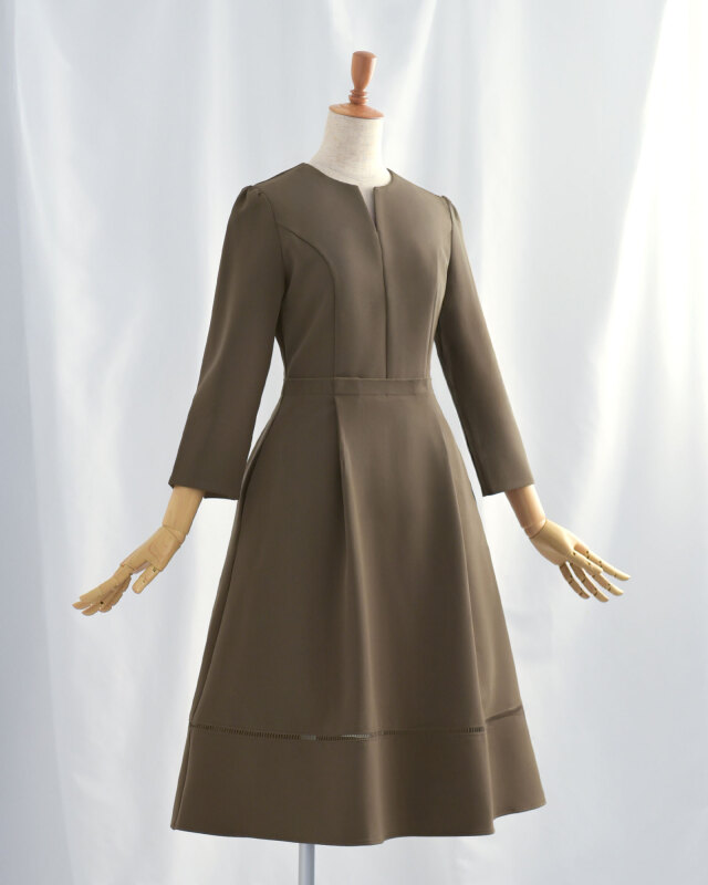 美しいシルエットを描く立体的なデザインが特徴のワンピース