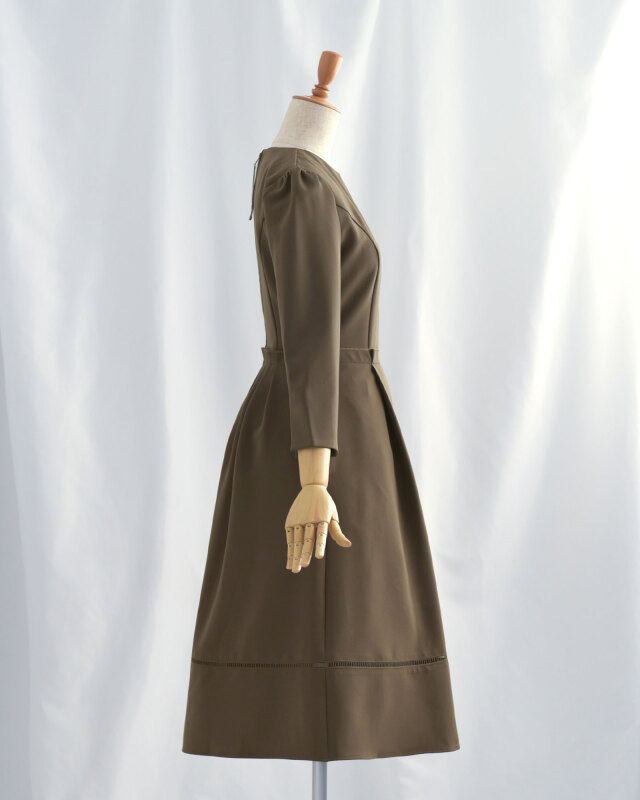 すっきりとした横からのラインで体型をきれいに見せるワンピース