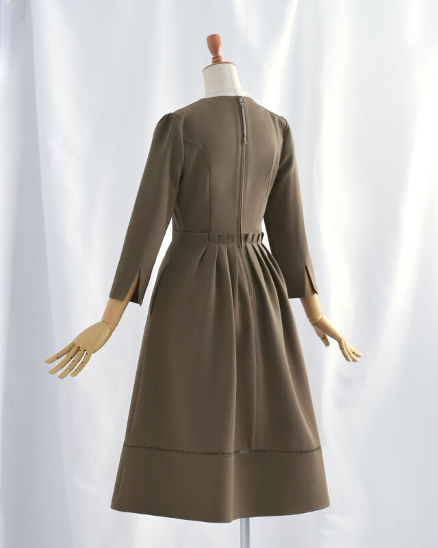 後ろ姿も上品に見せるバックファスナーデザインのワンピース