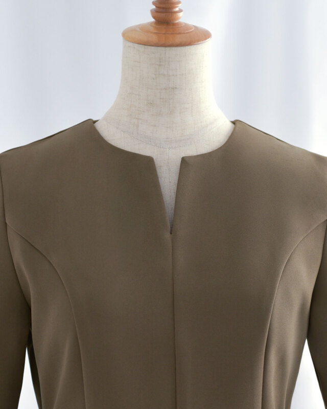 デコルテを美しく魅せる深めVネックの上品デザイン