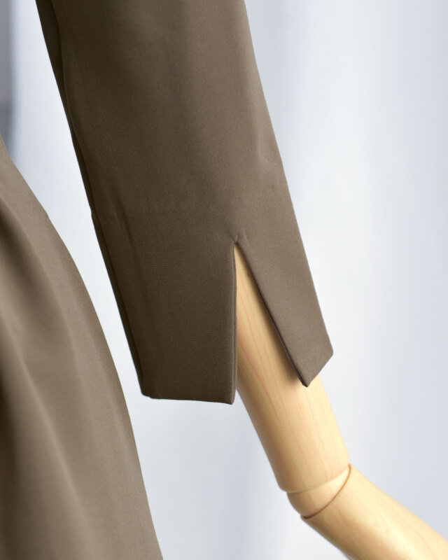 手首をすっきり見せるスリット入り袖デザイン