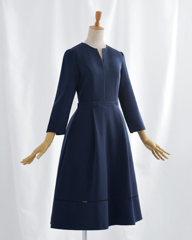 フレアラインを引き立てる裾デザインが魅力