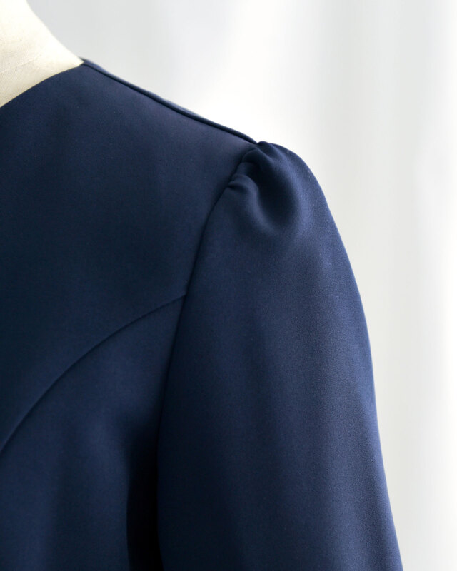 裾部分にさりげなく入った透かしデザインが軽やかさを演出