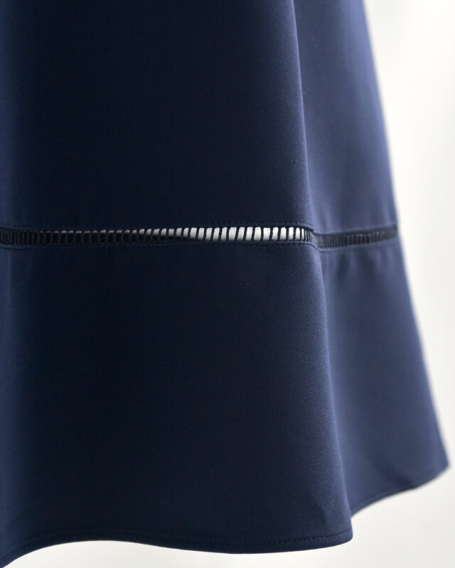 後ろファスナー仕様で着脱がしやすいデザイン