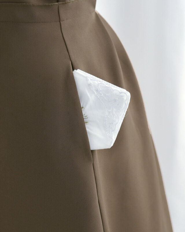 高級感のある生地が女性らしいラインを美しく引き立てる