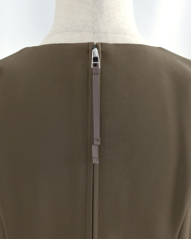 ネイビーカラーの生地アップ。上質な質感と深みある色合い