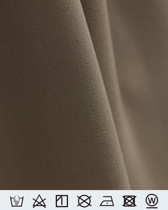 ブラウンカラーの上品な生地感。しなやかで美しい質感