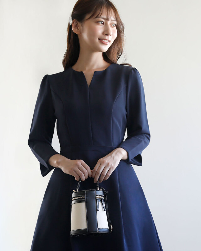 ネイビーのフォーマルワンピースを着こなす大人女性 レジーナ【神戸ワンピース専門店】