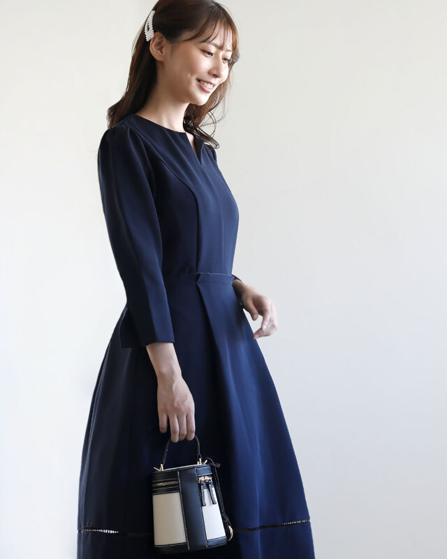 落ち着いたベージュトーンで質感が際立つドレープディテール