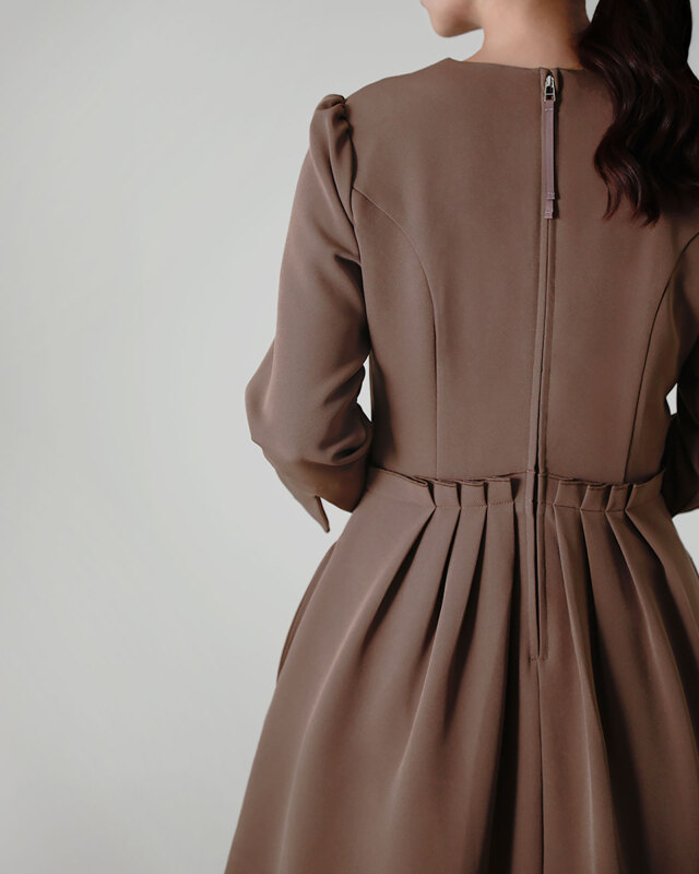 落ち着いたブラウンカラーで上品に映えるワンピース姿 レジーナ【神戸ワンピース専門店】