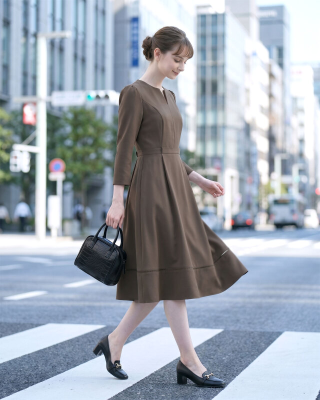 歩くたびに優雅に揺れるフレアシルエット。上品で洗練された印象を与える大人のきれいめワンピース。