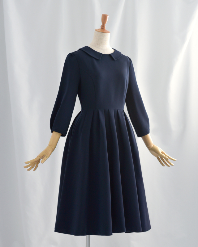 小襟デザインのネイビーワンピース全体。シンプルながら気品あるシルエットで大人の女性におすすめ
