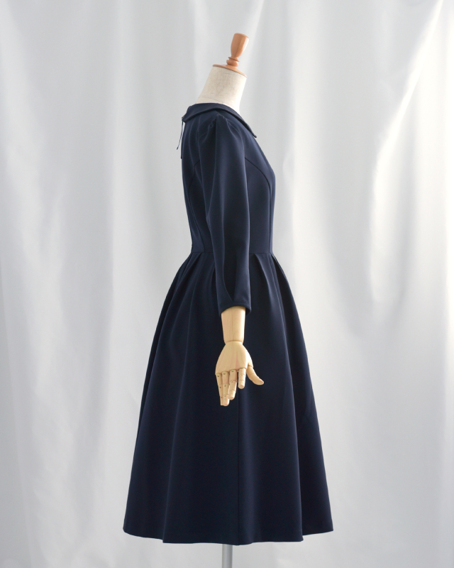 ネイビーワンピースの横からカット、シンプルなシルエットで大人女性に似合う上品なデザイン