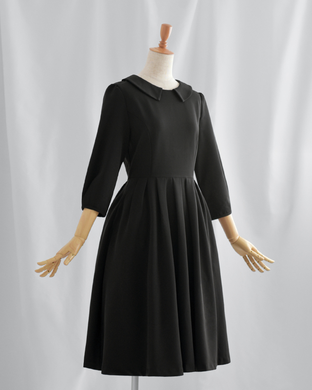 ブラックの小襟ワンピース。シックで大人の女性らしさを演出できるエレガントな一着