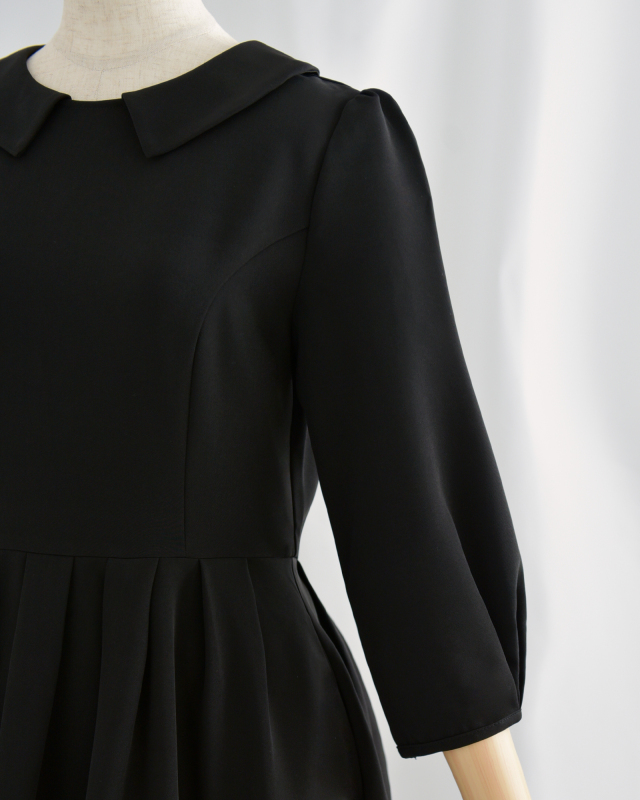 七分袖のシンプルな仕立て、きれいめなシルエットを引き立てる大人のワンピース