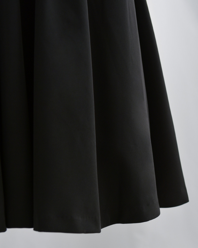 ブラックのフレアスカート部分、上品で美しいドレープ感が魅力