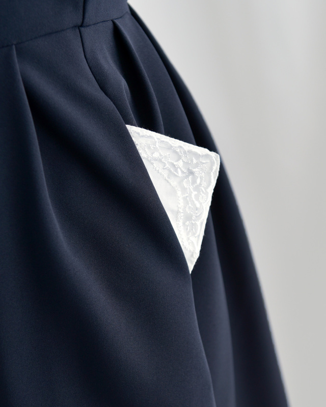 ネイビーワンピースのポケットディテール、実用性とデザイン性を兼ね備えた大人仕様