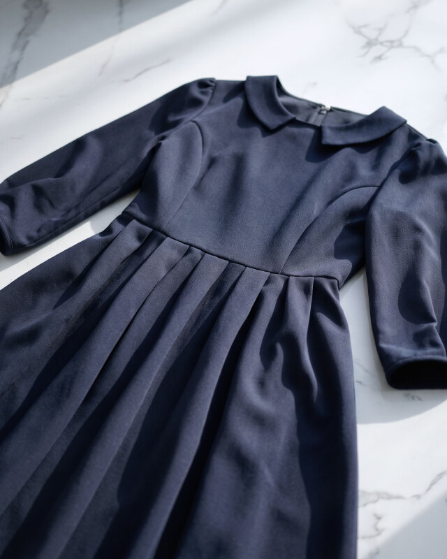 小襟デザインと美しいプリーツが上品。きちんとした日に選ばれる大人のきれいめワンピース。レジーナ【神戸ワンピース専門店】