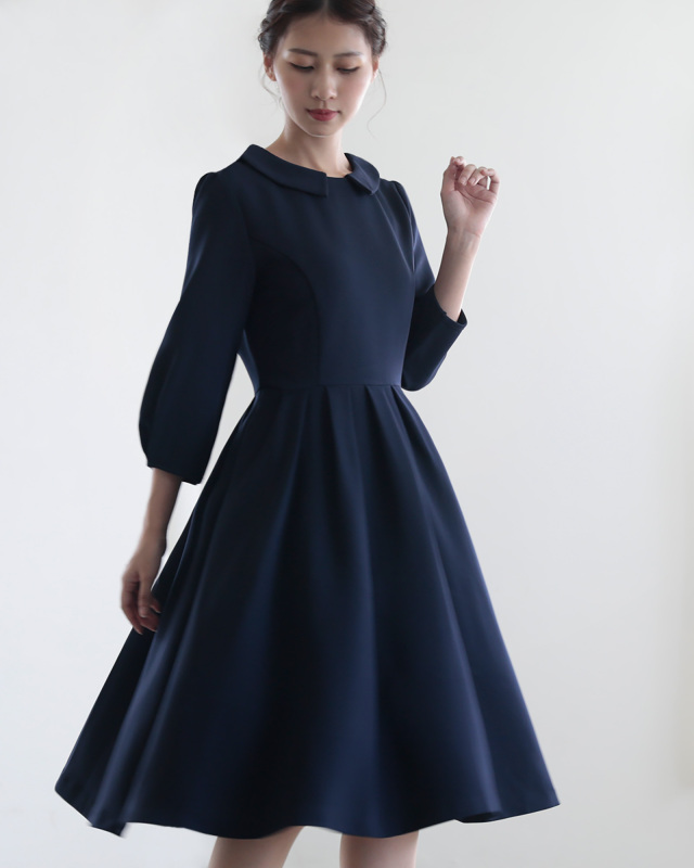 ネイビーの小襟ワンピース、フォーマルにもデイリーにも映えるエレガントなデザイン　レジーナ【神戸ワンピース専門店】
