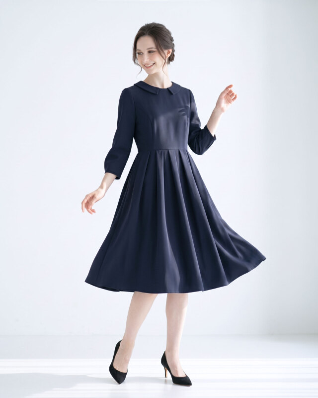 歩くたびに美しく揺れるプリーツ。上品で洗練された印象を与える大人のきれいめワンピース。レジーナ【神戸ワンピース専門店】