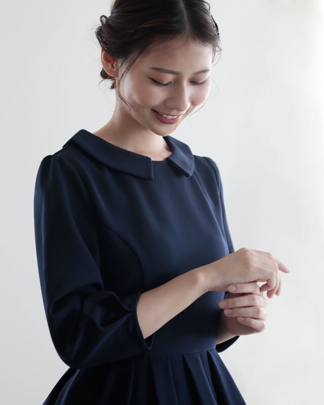 小顔効果のある小襟が魅力、笑顔を引き立てるネイビーワンピース　レジーナ【神戸ワンピース専門店】