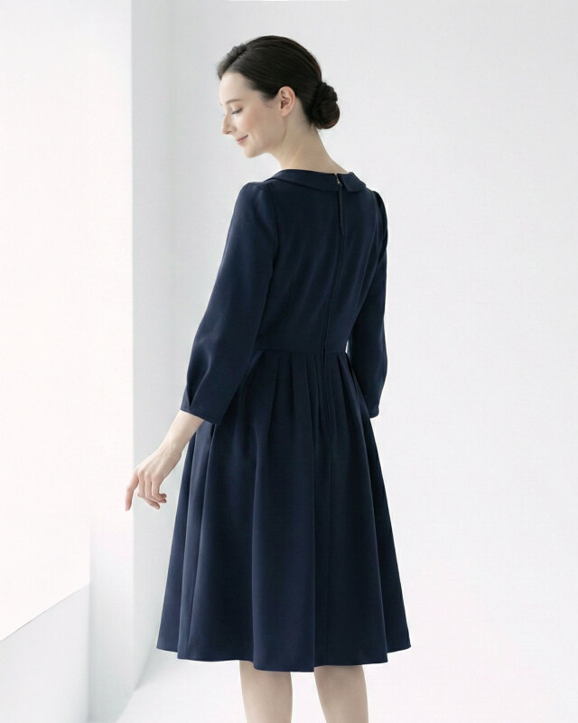 ネイビーワンピースの後ろ姿。背中ファスナー仕様