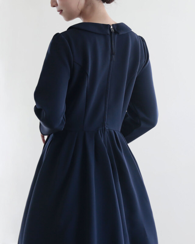 上品なシルエットが魅力の小襟ワンピース、後ろ姿も美しいデザイン　レジーナ【神戸ワンピース専門店】