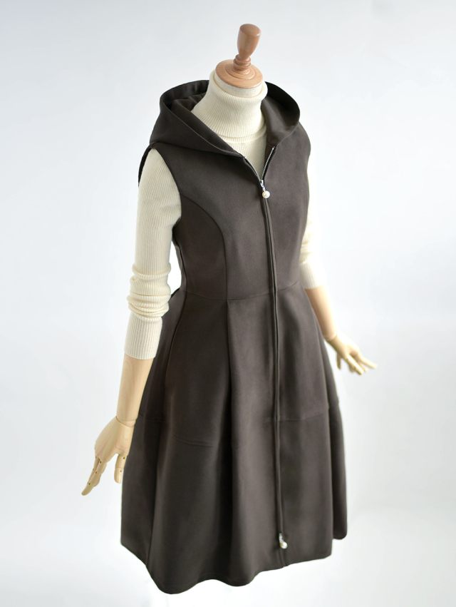 フード付きのきれいめノースリーブワンピース