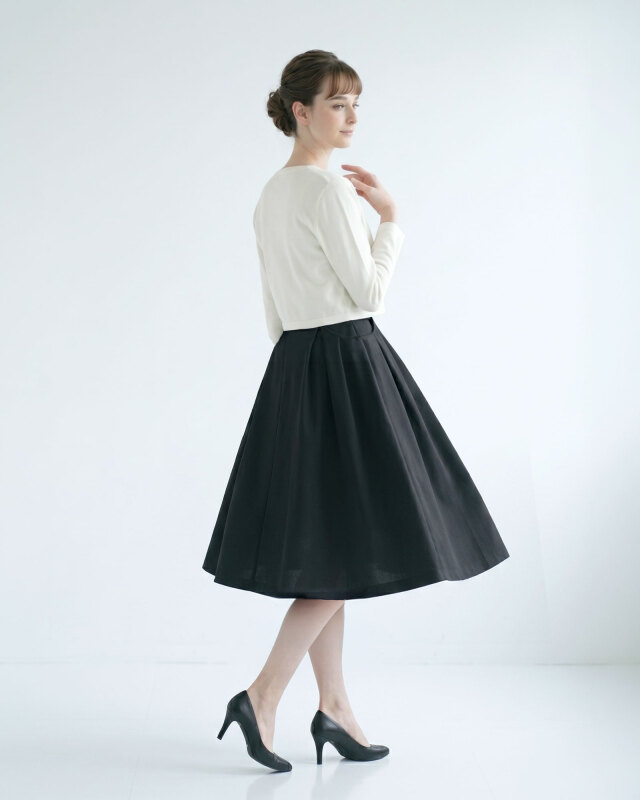 背中をコンパクトに見せる絶妙な丈感。後ろ姿まで美しく決まる大人の上品きれいめボレロカーディガン。