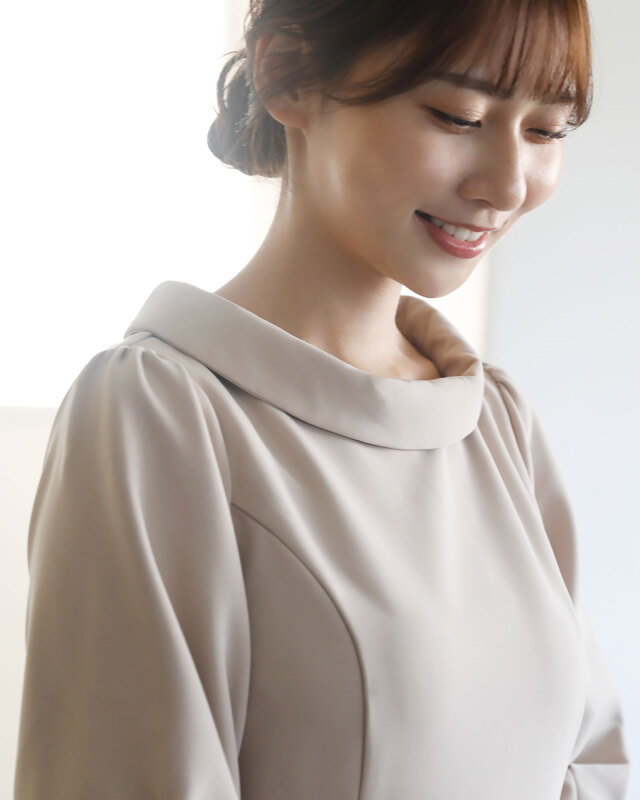 柔らかなベージュの上品ワンピースで大人の可憐さを演出｜レジーナ【神戸ワンピース専門店】