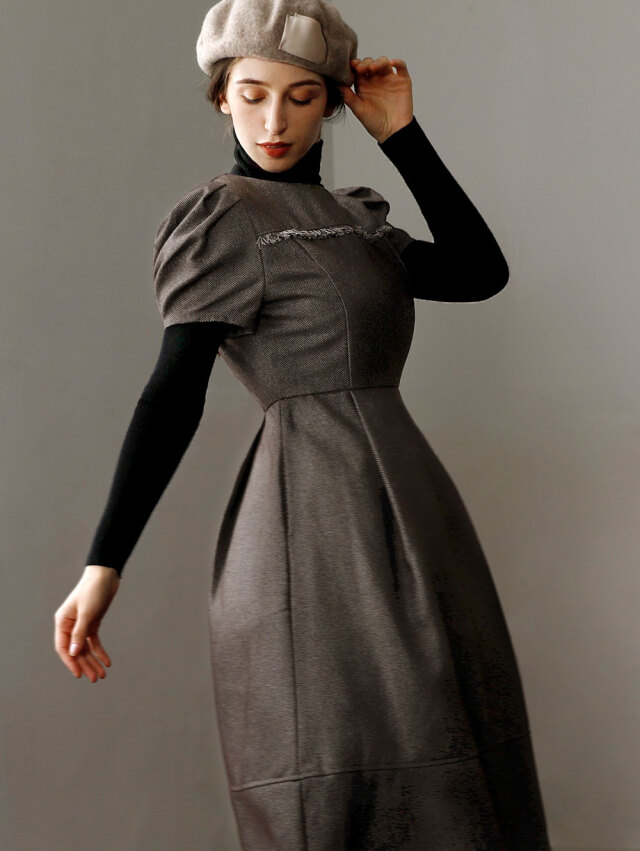 深いVネックのきれいめノースリーブワンピ