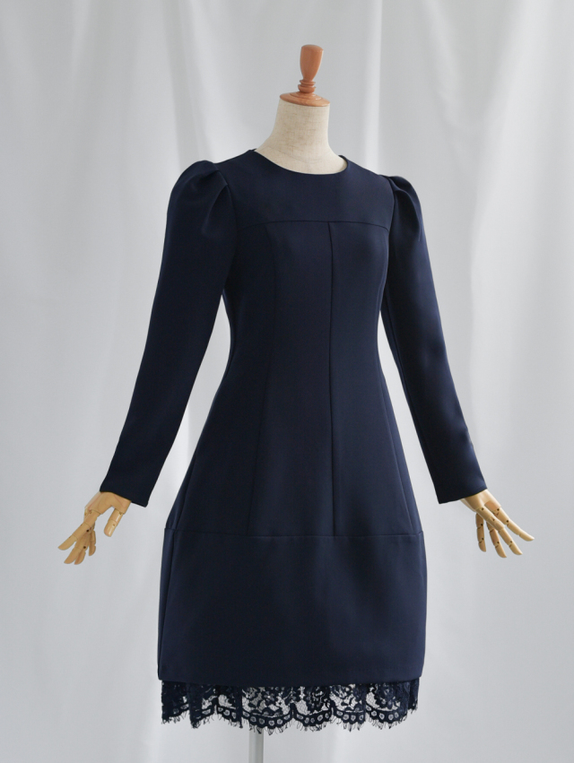 上品に見えるパフスリーブデザインが魅力のネイビーフォーマルワンピース