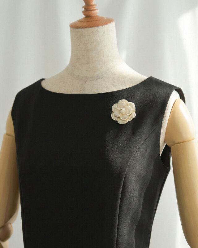 ワンピースに添えるカメリアパールブローチ、品よく華やぐ