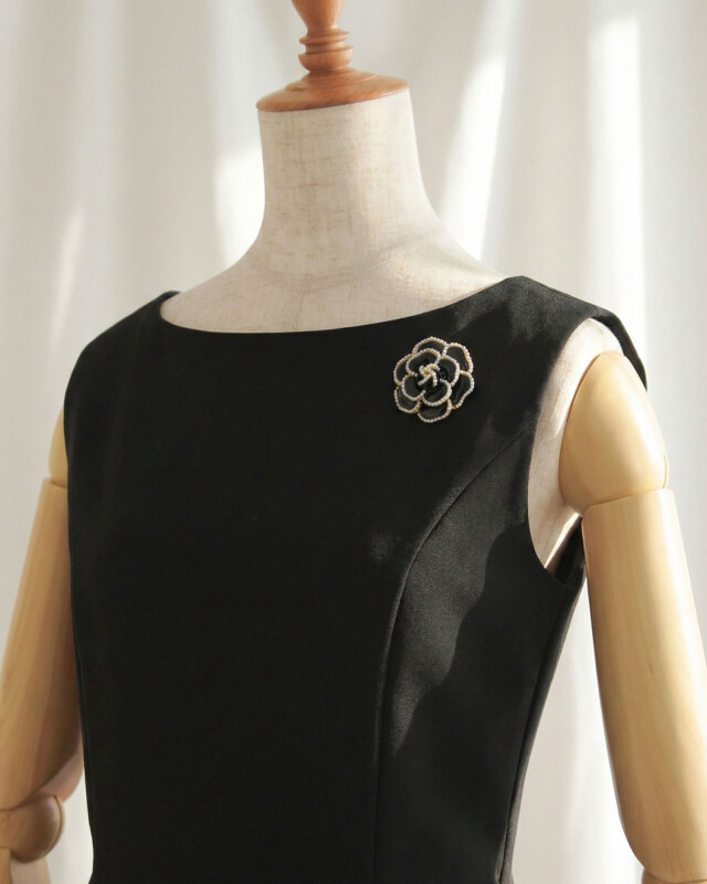 立体的な花モチーフとパール縁取りが美しいブローチデザイン