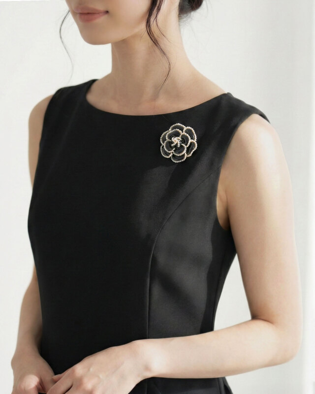 ワンピースやジャケットに合わせやすい上品なパールブローチ