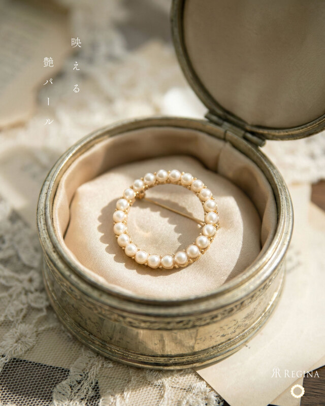 上品なパールサークルブローチで装いを華やかに格上げするアクセサリー レジーナ【神戸ワンピース専門店】