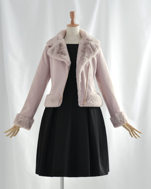 ピンクベージュのフェイクファージャケット。女性らしい優しさと華やかさを引き立てる上品アウター