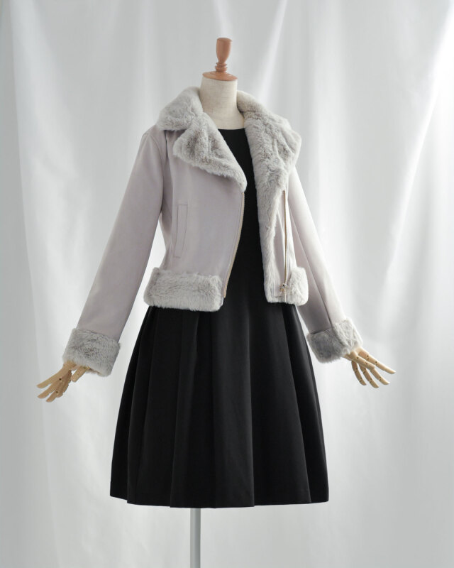 ふわふわのファー襟が顔まわりを優しく包み込む上品ジャケット。華やかな印象で冬の装いを格上げ
