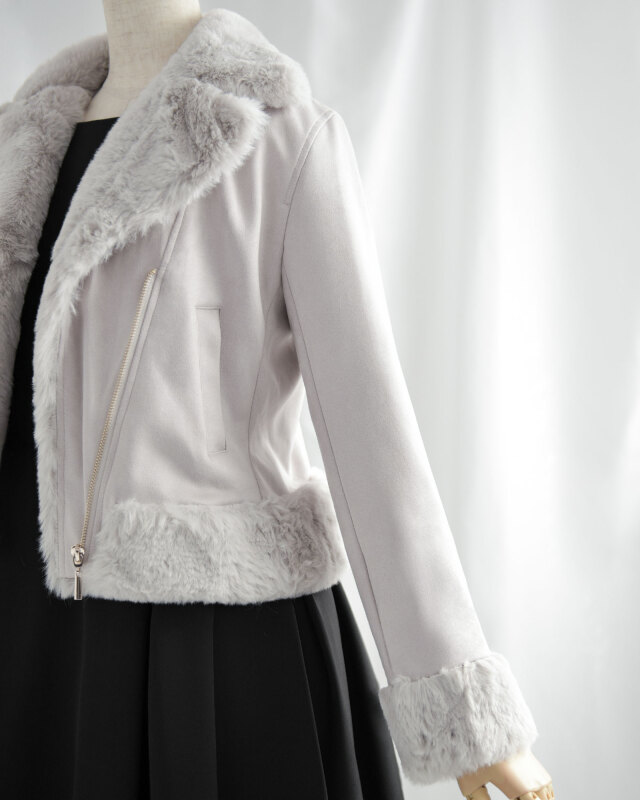 ポケット付きで実用的なフェイクファージャケット。小物をさっと収納できる便利なデザイン