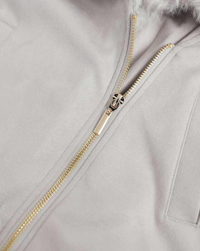 滑らかなファスナーが高級感を添えるデザイン。細部まで丁寧に仕立てたフェイクファージャケット