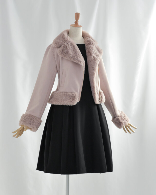 袖口までファーをあしらった暖かいデザイン。女性らしく上品な印象を与える冬のショートジャケット