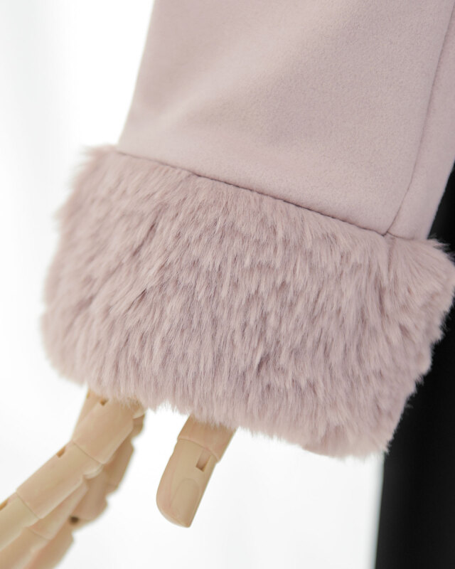 フェイクファーの質感を引き立てる上品なカッティング。洗練された印象を与えるきれいめジャケット