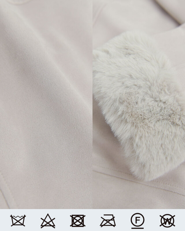 ライトグレーのフェイクファー素材。滑らかで柔らかい手触りが魅力の高級感ある生地