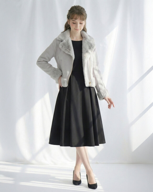 体型を美しく秋冬あたたかいファージャケットと黒のフレアワンピースの着用イメージ。レジーナ【神戸ワンピース専門店】