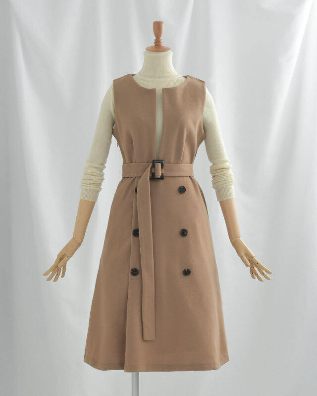 肌なじみよく上品に着こなせるキャメルカラーの大人ワンピース