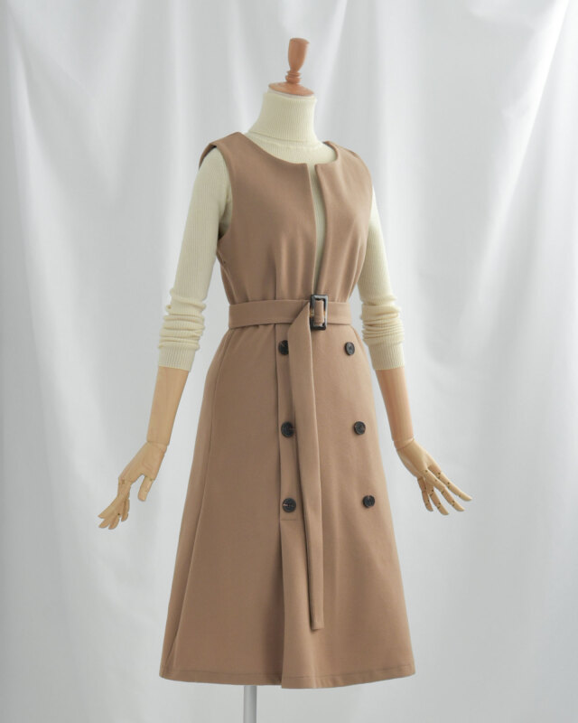 縦ラインを整え体型をすっきり見せる上品なノーカラーデザインのワンピース