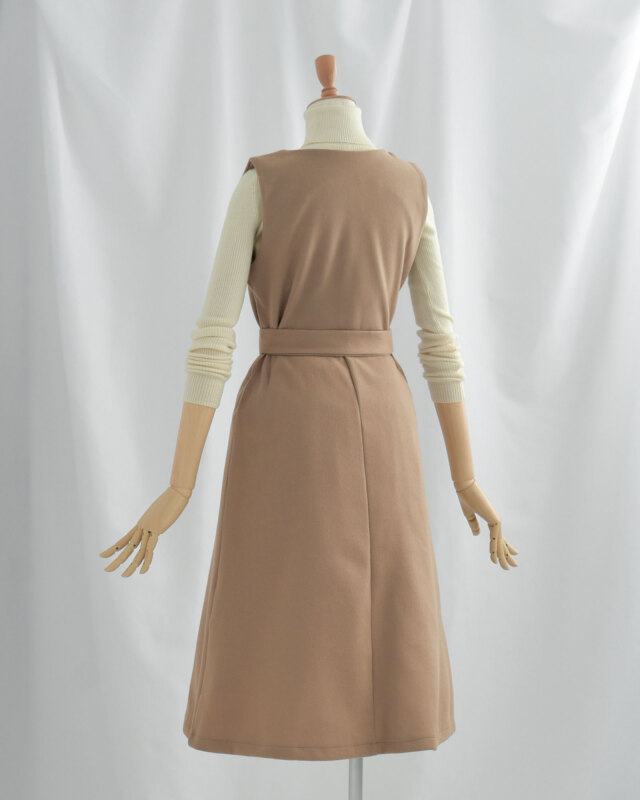 自然にスタイルアップを叶えるAラインシルエットのきれいめワンピース