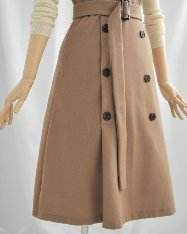 サイドファスナー仕様で着脱しやすく体のラインをすっきり見せるワンピース