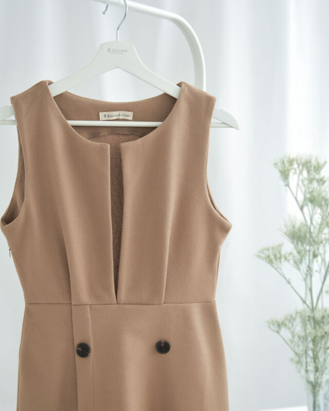 縦ラインがすっきり見えする上品シルエットの大人ワンピースです。レジーナ【神戸ワンピース専門店】